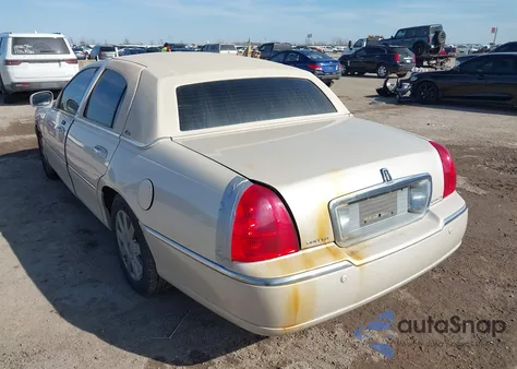 2003 Lincoln Town Car Cartier z USA, uszkodzony, nr VIN 1LNHM83W73Y608380